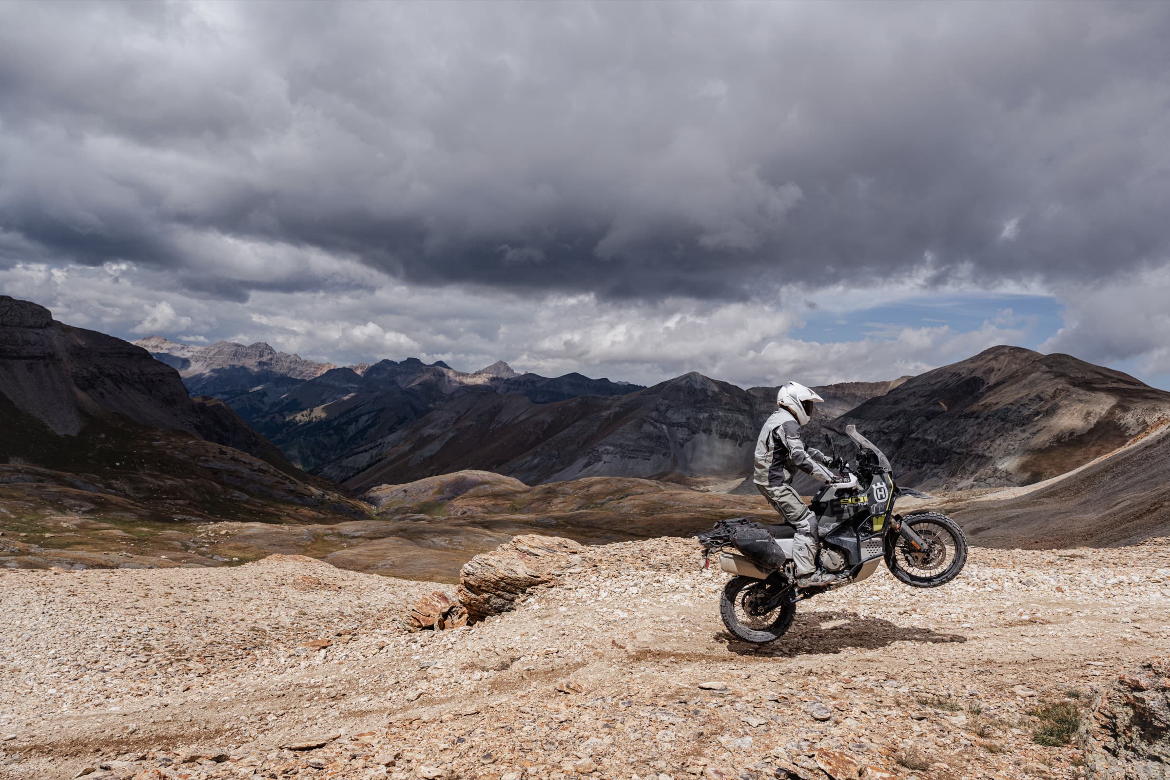 Motorrijder in KLIM Badlands Pro op een bergpas